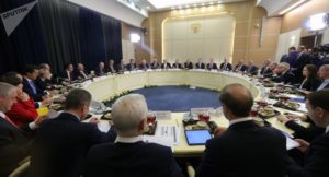 Wladimir Putin hat beim Treffen mit den Vertretern der deutschen Geschäftskreise in Sotschi, bild sputnik Michail Klimentijew