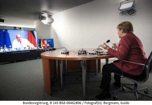 „Die …Entscheidung der Bundesnetzagentur bringt die Energie- und Verkehrswende voran ..!", Peter Altmaier in der Videokonferenz  mit Kanzlerin Angela Merkel, bild Guido Bergmann bundesreg