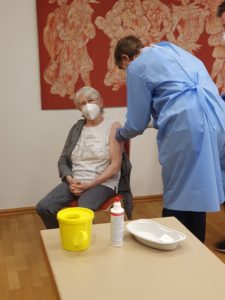 Maria Luise Schnettker bei der Impfung durch Heimarzt Thomas Reckers