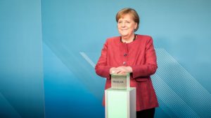 Denn „letztlich müssen wir die Stromversorgung europäisch denken...! Mit einem symbolischen Knopfdruck startete die neue Stromverbindung zwischen Deutschland und Norwegen. Kanzlerin Angela Merkel , bild steffen kugler bundreg. 