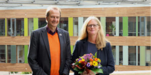 "Verpackungen überprüfen und systematisch ökologisch optimieren!" Lilian Busse mit UBA-Präsident Dirk Messner bei ihrer "Inthronisation am 21. Sept. bild uba