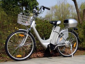 "Denn zu Fuß gehen, Radfahren oder Verkehrsmittel gemeinsam nutzen, spart Energie....!", bild kaufland