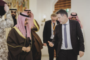 "Wo immer es nötig ist, treffen wir Maßnahmen der Sicherung unserer Souveränität ..." (R-L) Robert Habeck  Bundesminister fuer Wirtschaft und Klimaschutz und Vizekanzler, und Prinz Faisal bin Farhan Al Saud, Aussenminister  bild bmwi