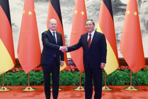 „Ich freue mich sehr, Sie, Herr Bundeskanzler, noch einmal wiederzusehen....!" Bundeskanzler Scholz mit Li-Qiang , bild chin. botsch.