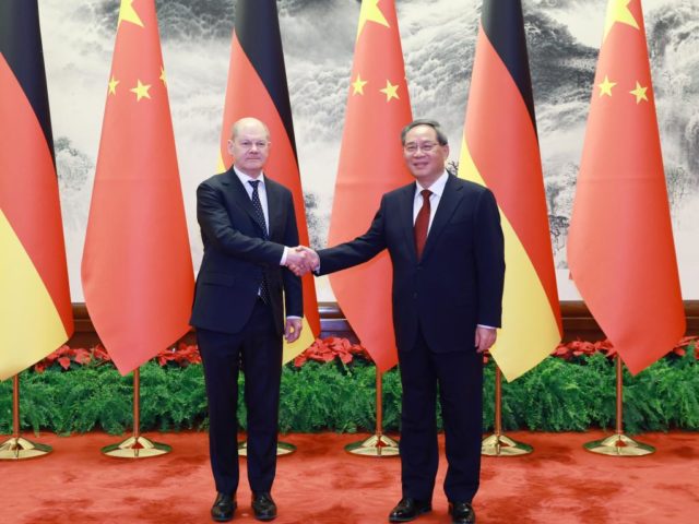 „Ich freue mich sehr, Sie, Herr Bundeskanzler, noch einmal wiederzusehen....!" Bundeskanzler Scholz mit Li-Qiang , bild chin. botsch.